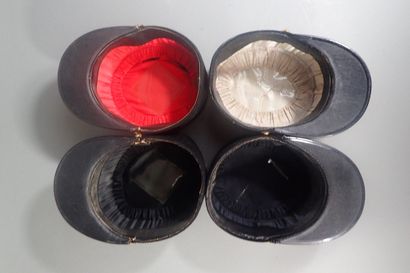 Quatre képis. Trois pour l’artillerie avec...