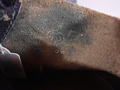 Paire de brodequins soviétiques en cuir noir....