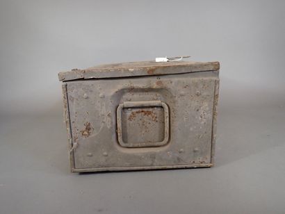 Caisse à munitions britannique en métal C...