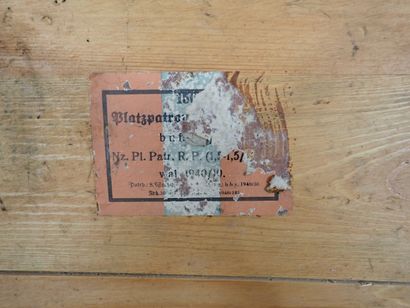 Caisse à munitions allemande en bois doublé...