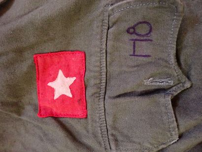 Uniforme Viêt-Cong en toile verte, comprenant...