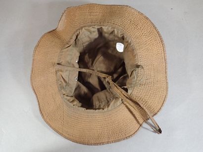 Lot de deux bobs et un chapeau de brousse...
