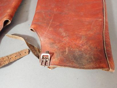 Un ceinturon Sam Brown Belt avec baudrier...