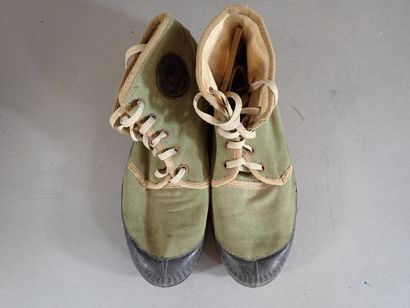 Deux paires de chaussures de brousse (Pataugas)...