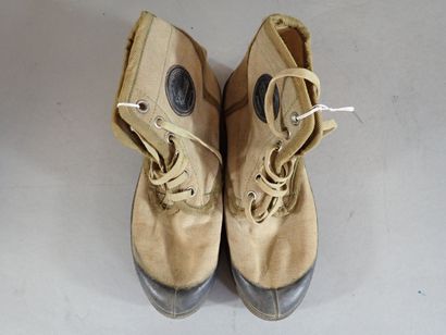 Deux paires de chaussures de brousse (Pataugas)...