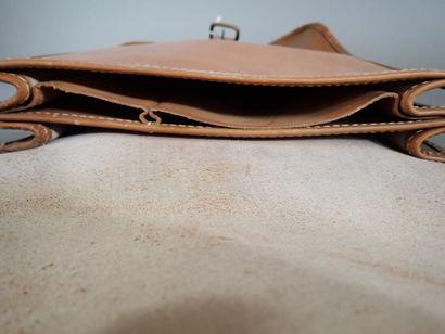 Sacoche porte-carte en cuir fauve à plusieurs...