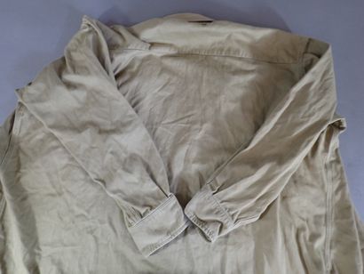 Trois chemises Chino en coton, avec épaulettes....