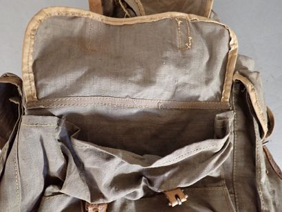 Petit havresac en toile brune, cuir et armature...