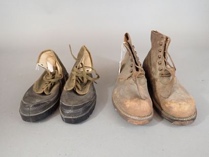 Une paire de brodequins en cuir à semelle...