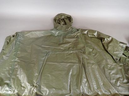 Toile de tente triangulaire formant poncho...