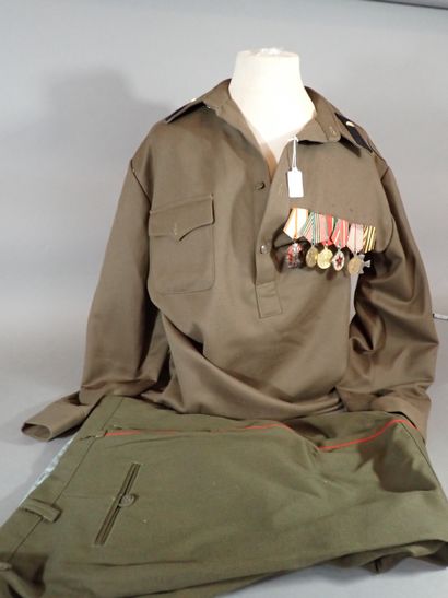 Uniforme de tankiste russe en drap kaki comprenant...