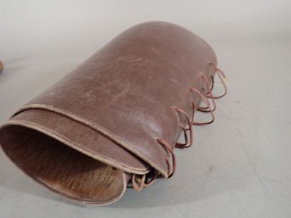 Trois paires de jambières ou houseaux en...