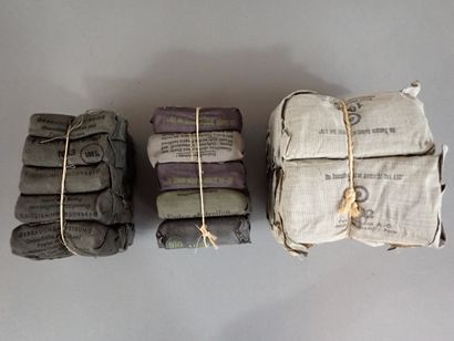 Trois paquets de 10 pansements allemands,...