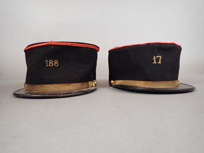 Deux képis modèle 1935 de sous-officier d’artillerie....