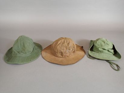 Lot de deux bobs et un chapeau de brousse...