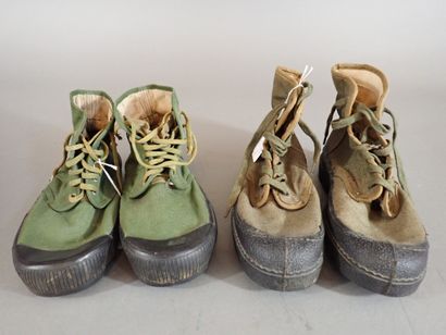 Deux paires de chaussures de brousse en toile...