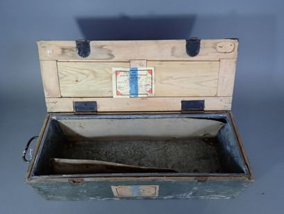 Caisse allemande en bois peint vert pour...