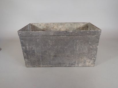 Caisse rectangulaire en métal riveté. 28x52x26...