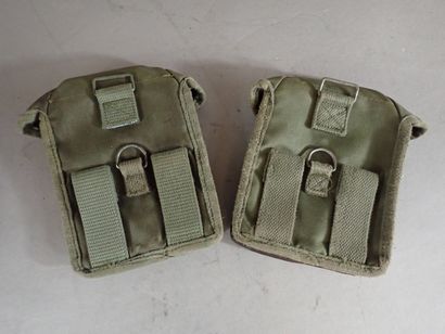 Deux porte-chargeurs FAMAS et une pochette...