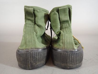 Deux paires de chaussures de brousse en toile...