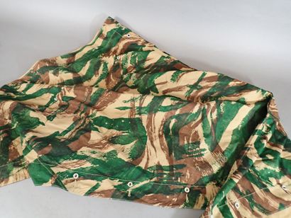 Toile de tente triangulaire formant poncho...