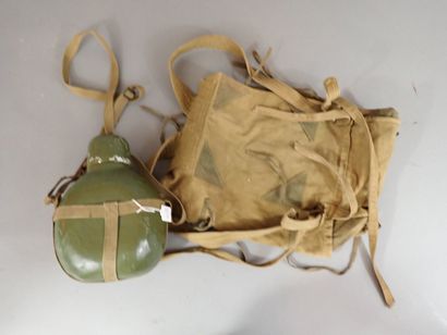 Lot. Petit sac à dos Viêt-Cong en toile kaki....