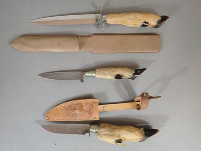 Trois couteaux de chasse à manche en patte...