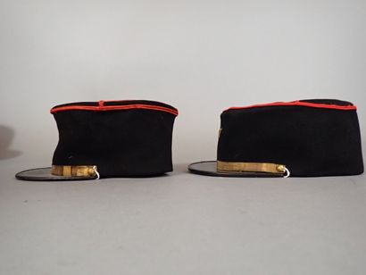 Deux képis modèle 1935 de sous-officier d’artillerie....
