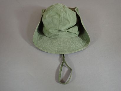 Lot de deux bobs et un chapeau de brousse...