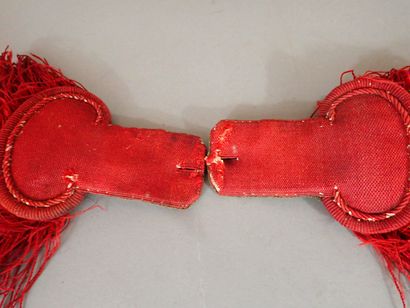 Paire d’épaulettes en tissu rouge doublé...