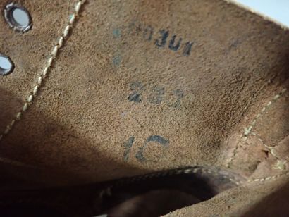Paire de brodequins en cuir brun, semelles...