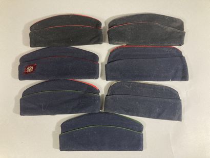 Sept bonnets de police en drap bleu ou noir...