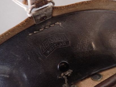 Une paire de jumelles réglementaire « Armée...