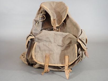 Petit havresac en toile brune, cuir et armature...