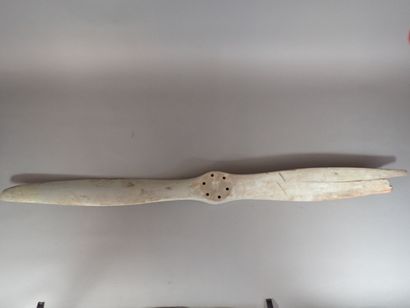 Petite hélice bipale en bois peint. Moyeu...