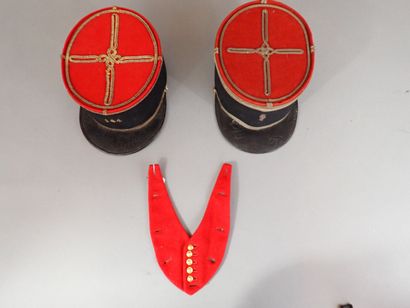 Deux képis et un plastron d’officier. Un...