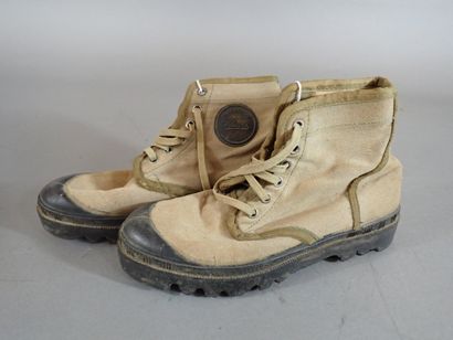 Deux paires de chaussures de brousse (Pataugas)...
