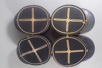 Quatre képis. Trois pour l’artillerie avec...