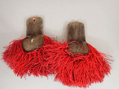 Paire d’épaulettes en tissu rouge doublé...