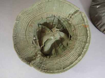 Casque Nord Vietnamien en carton toilé kaki....