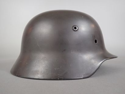 Coque de casque modèle 1935 en acier peint....