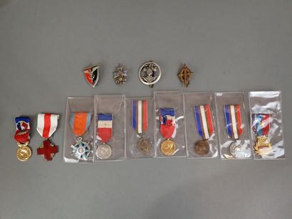 Lot de 9 médailles et 4 insignes. Mérite...