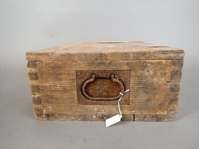 Caisse à munitions allemande en bois doublé...