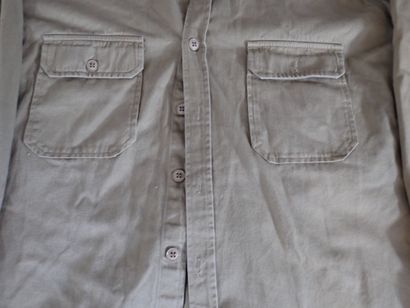 Trois chemises Chino en coton, avec épaulettes....
