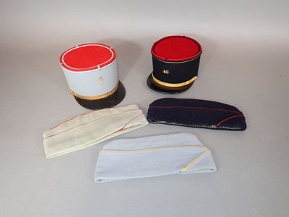 Deux képis et trois bonnets de police dont...
