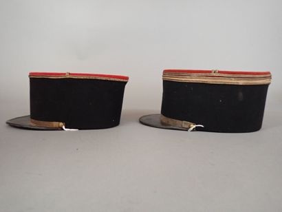 Deux képis et un plastron d’officier. Un...