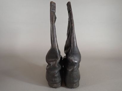 Paire de bottes d’officier en cuir gaufré....