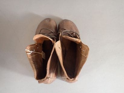 Paire de brodequins en cuir brun, semelles...