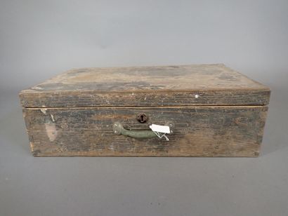 Valise en bois peint vert contenant : 19...