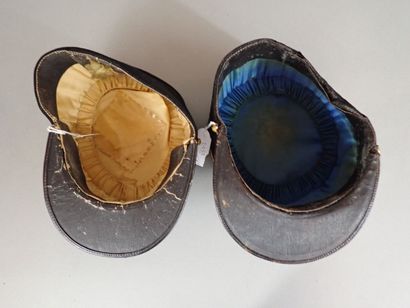 Deux képis modèle 35 d’infanterie. Un sergent...